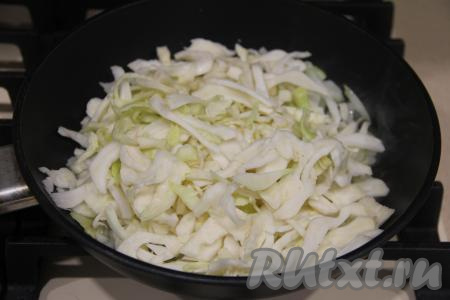 Капусту тонко нарезать, выложить к обжаренному луку, перемешать. Обжаривать капусту с луком вначале на огне выше среднего в течение 5-7 минут. Капуста за это время немного обмякнет. Затем уменьшить немного огонь, накрыть сковороду крышкой и тушить капусту до мягкости (минут 20-25), периодически перемешивая. Если капуста суховата, в процессе жарки можно добавить в сковороду 2-3 столовых ложки воды. В конце приготовления посолить начинку для кулебяки, готовить ещё 1-2 минуты, убрать с огня, оставить остывать.