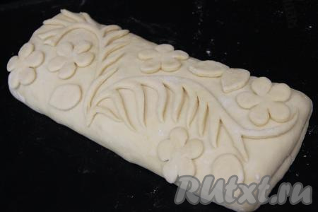 Из оставшегося теста сделать украшение (я вырезала листики, цветочки и кружочки), выложить на поверхность кулебяки. Оставить кулебяку минут на 20 в тёплом месте (тесто немного увеличится в объёме).