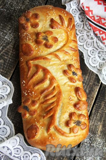 Готовую выпечку переложить на тарелку, дать немного остыть и подать к столу. Кулебяка получается аппетитной, вкусной, в ней прекрасно сочетаются воздушное дрожжевое тесто и сытная начинка из капусты.&nbsp;