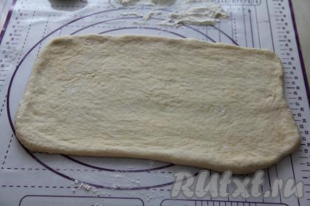 Немного теста отщипнуть для украшения. Остальное тесто на присыпанной мукой поверхности раскатать в прямоугольный не очень тонкий пласт.&nbsp;