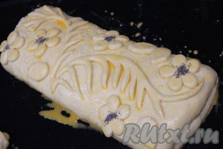 Затем смазать пирог взбитым желтком, я ещё присыпала его маком и кунжутом. Выпекать кулебяку с капустой в разогретой до 180 градусов духовке минут 30 (до румяности дрожжевого теста).