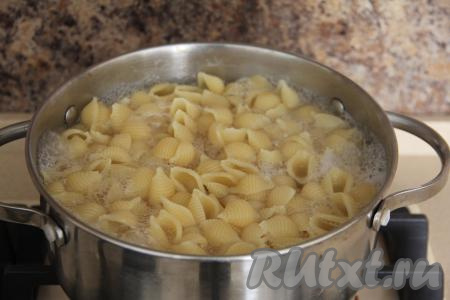 Макароны любой формы выложить в кастрюлю с кипящей подсоленной водой и после закипания варить на небольшом огне до готовности (время варки смотрите на упаковке макарон, которые вы готовите, обычно на отваривание требуется от 8 до 10 минут). Затем откинуть их на дуршлаг и промыть холодной водой.