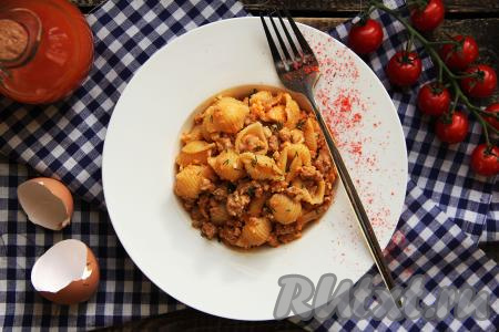 Переложить макароны, приготовленные с фаршем и яйцом, со сковороды по тарелкам и подать сытное, аппетитное, вкусное блюдо к столу в горячем виде. 