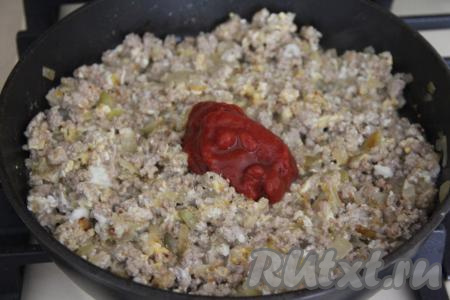 Перемешать фарш с яйцами и специями. Жарить 10 минут, периодически перемешивая фарш с яйцами. Затем добавить томатную пасту. К моменту добавления пасты фарш уже должен быть готовым.