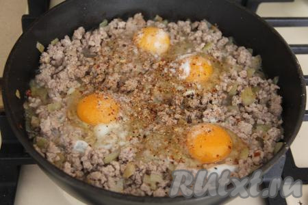 Посолить и всыпать специи по вкусу.