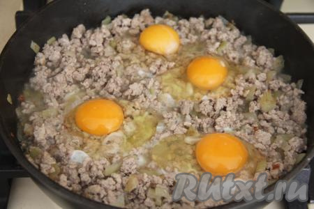 Добавить в сковороду яйца.