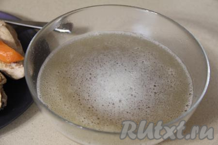 После отливания 100 миллилитров бульона из кастрюли, у меня осталось 570 миллилитров бульона. Влить в горячие 570 миллилитров бульона набухшую желатиновую смесь, тщательно перемешать, чтобы кристаллики желатина полностью растворились. В получившийся бульон с желатином добавить соль и пропущенный через пресс чеснок, хорошо перемешать.&nbsp;