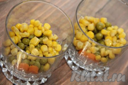 Собрать заливное, наполняя стаканы, чередуя слои мяса и овощей.