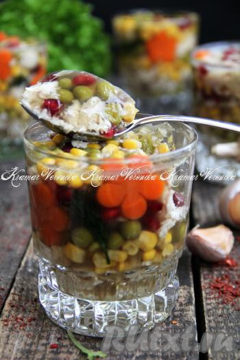 Поставить заливное из курицы в стаканах в холодильник на пару часов (можно на ночь). А затем вкусное, нежное, красивое заливное подать к праздничному столу.