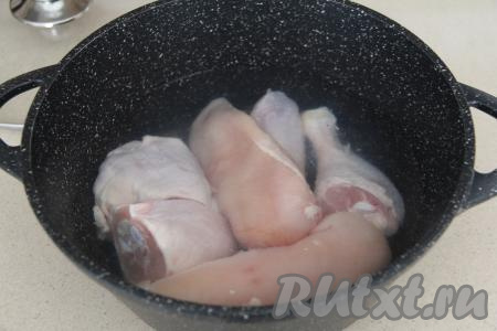 Куриное филе и окорочка (я разрезала окорочка на голень и бедро) промыть водой, выложить в кастрюлю и залить полностью холодной водой. 