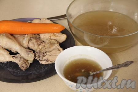 Я во время варки отлила 100 миллилитров бульона в небольшую ёмкость и остудила. Затем в эти 100 миллилитров остывшего бульона нужно всыпать желатин, перемешать и оставить набухать минут на 20. Лук из бульона нам больше не понадобится (я его выбросила). А варёную морковь я буду использовать для формирования заливного. Куриное мясо отделить от костей, разобрать на волокна (или нарезать на средние кусочки).