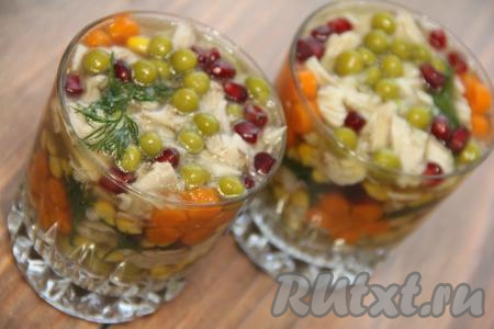 Залить овощи и мясо бульоном, смешанным с желатином.