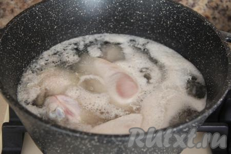 Поставить на сильный огонь. Как только бульон закипит, слить его полностью.