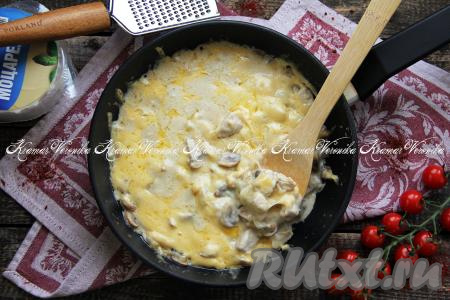 Нежный, вкусный, ароматный жульен, приготовленный с курицей и шампиньонами на сковороде, подать к столу в горячем виде. Это блюдо отлично впишется в любое меню!