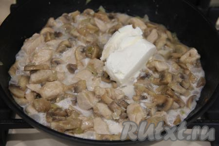 Влить сливки и добавить сметану, перемешать.&nbsp;