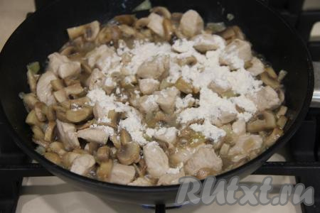 Всыпать муку и перемешать.