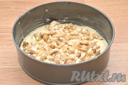 Форму для выпечки (у меня круглая форма диаметром 20 сантиметров) смазываем сливочным маслом. Выкладываем половину заливного теста и разравниваем его. Сверху равномерно распределяем всю остывшую начинку из курицы.