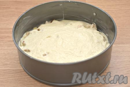 Начинку заливаем сверху оставшимся тестом, разравниваем.