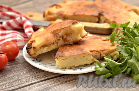 Заливной пирог с курицей вынимаем из духовки, немного остужаем, достаём из формы, нарезаем на кусочки и угощаемся.