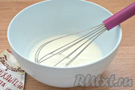 Пока начинка остывает, замесим заливное тесто. Для этого в глубокую миску вливаем кефир комнатной температуры, всыпаем разрыхлитель и перемешиваем.