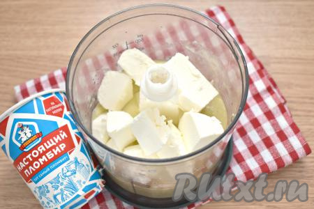 В пюре из киви и банана перекладываем мороженое, нарезанное на кусочки.