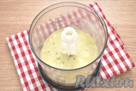 Банан и киви взбиваем так, чтобы получилось однородное фруктовое пюре.