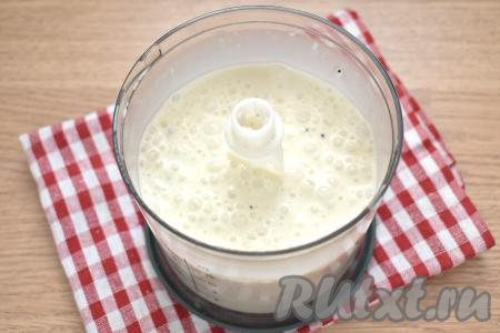 Снова включаем измельчитель и взбиваем ингредиенты в течение 2-3 минут.