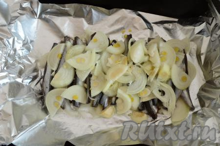 Сверху выложить оставшийся лук. Благодаря луку, фольга не будет касаться рыбы, а значит не "приклеится" местами к мойве и рыбка получится очень аппетитной.