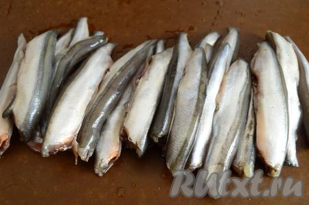 У размороженной мойвы отделить голову вместе с внутренностями (хребет я не удаляла), отрезать (я это сделала с помощью кулинарных ножниц) хвост и плавники, затем хорошо промыть рыбку, особенно брюшко.