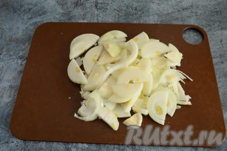 Лук очистить от шелухи и нарезать на достаточно тонкие полукольца, подсолить его по вкусу.