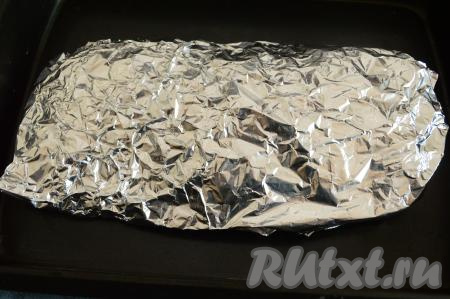 Завернуть мойву с луком со всех сторон в фольгу и отправить в разогретую до 180 градусов духовку на 30-35 минут.