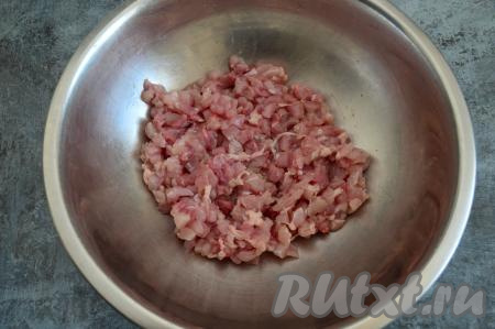 У меня было 5 бёдрышек, не очень больших по размеру, из них получилось отделить 500 грамм филе. Острым ножом нарезать куриное мясо на небольшие кусочки и сложить в глубокую миску.