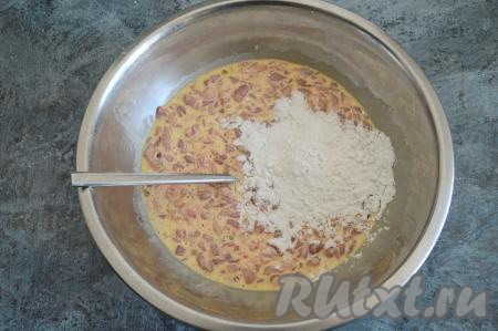 Затем всыпать в миску крахмал, тщательно перемешать.