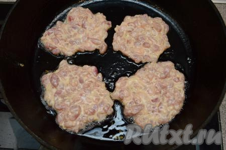 На сковороде хорошо разогреть растительное масло. На сковороду выкладывать по 1 столовой ложке с верхом рубленного фарша, формируя плоские округлые рубленные котлеты. Старайтесь не делать котлетки толстыми, они должны лежать слоем толщиной примерно 1 сантиметр, тогда они будут прожариваться достаточно быстро и равномерно.