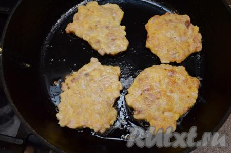 Рубленные котлеты из куриных бёдер жарить с двух сторон (примерно по 3-4 минуты с каждой стороны) на среднем огне.