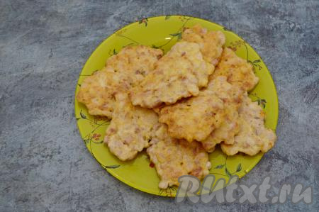 Готовые котлетки выкладывать со сковороды вначале на бумажные салфетки, чтобы удалить лишний жир. А затем перекладывать на тарелку для подачи. Постепенно пожарить все котлеты из куриных бёдрышек. Из указанного количества ингредиентов у меня получилось 12 рубленных котлет.