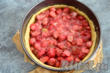 Выложить в форму клубничную начинку.