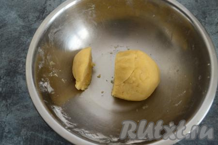 Руками замесить мягкое, практически не липнущее к рукам тесто, старайтесь лишнюю муку не добавлять, чтобы основа готового пирога получилась нежной. Собрать тесто в шар. Отделить от теста примерно 1/5 часть, завернуть её в целлофановый пакет и убрать в морозилку на 20 минут. Оставшееся тесто завернуть в целлофановый пакет и убрать в холодильник минут на 20.