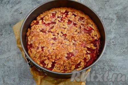 У меня получился достаточно высокий пирог и я его выпекала в течение часа, если у вас более плоский пирог, тогда для выпечки будет достаточно и 40-50 минут. В любом случае можете ориентироваться на песочное тесто, оно должно подрумяниться.