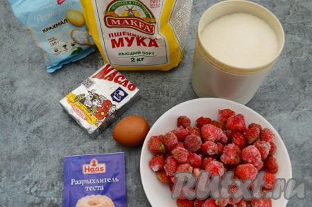 Подготовить продукты для приготовления песочного пирога с клубникой. Если клубника заморожена, её нужно слегка разморозить, а затем лишнюю воду слить. Если же ягоды свежие, их нужно промыть водой, удаляя чашелистики.