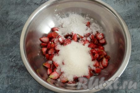 В глубокой миску соединить нарезанную клубнику, сахар и крахмал. Перемешать начинку до однородности. Клубника у меня была не очень сладкая, я добавила к ней 130 грамм сахара и начинка готового пирога получилась в меру сладкой, не приторной - то что надо. Если у вас очень сладкая клубника, тогда можно использовать в начинку 110 грамм сахара.