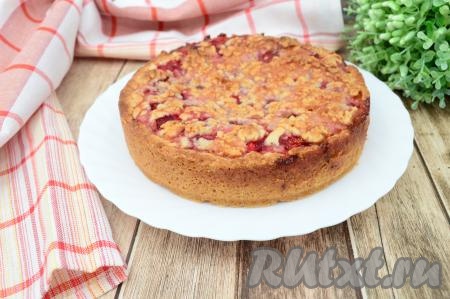 Готовый песочный пирог с клубникой достать из духовки и полностью остудить. Если у вас высокий пирог, тогда&nbsp; его можно отправить в холодильник на 2-3 часа, чтобы начинка хорошо стабилизировалась.