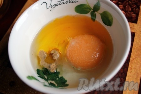 Для приготовления соуса соединить желток, масло подсолнечное, масло горчичное, горчицу, соль.