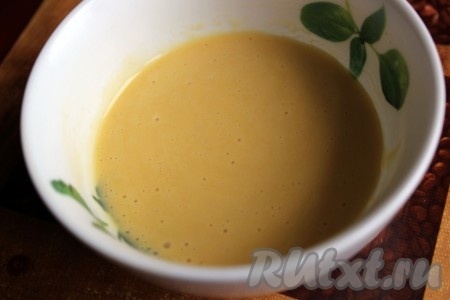 Ингредиенты перемешать в однородную массу и взбить до небольшого загустения.