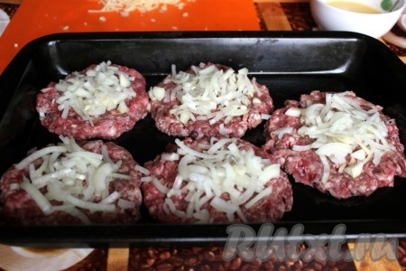 На каждую лепешку из фарша положить слой лука.