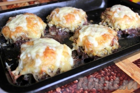 Запекать стожки в разогретой духовке при 180-200 градусах около 30 минут. По желанию можно ещё раз посыпать сыром.