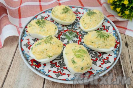 Яйца, фаршированные сыром, чесноком и майонезом