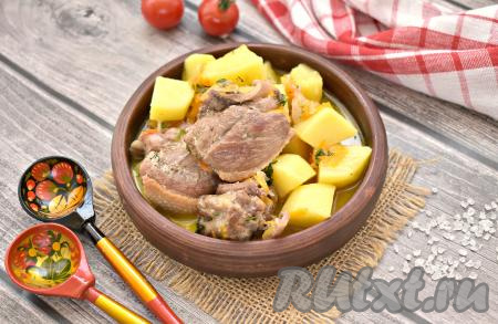 Мягкие кусочки утки вместе с тушёной картошкой раскладываем из казана по тарелкам и сразу подаём сытное, вкусное и аппетитное блюдо к столу.