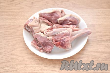 Утку промываем, разрезаем (или разрубаем) на небольшие (порционные) кусочки.