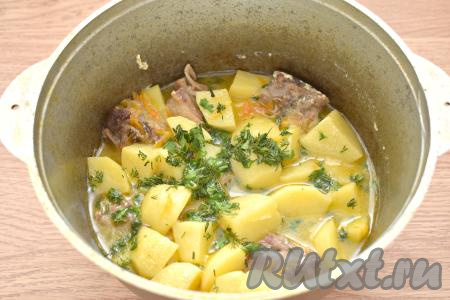 Доводим воду в казане до кипения, убавляем огонь до минимума и тушим утку с картошкой под крышкой 45-60 минут (до мягкости утиного мяса). Картофель тоже должен стать мягким. В конце приготовления добавляем измельчённую зелень (у меня - петрушка и укроп).